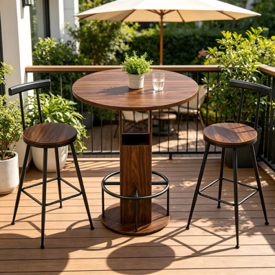 Cet ensemble de table de bar et de chaises en bois de noyer trois pièces comprend une table ronde avec deux tabourets et des repose-pieds en métal. Il est compact, polyvalent et convient aux petits espaces tels que les salles à manger, les bars et les salons.