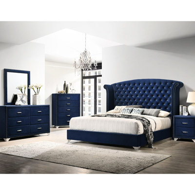 Chambre à coucher pour 5 grands lits Pacific Blue avec tête de lit à oreilles, capitonnage à boutons, garniture cloutée et caractéristiques de style pour lit avec accessoires assortis
