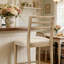 Ensemble de 2 tabourets de bar à dossier échelle avec structure en bois et revêtement en tissu beige