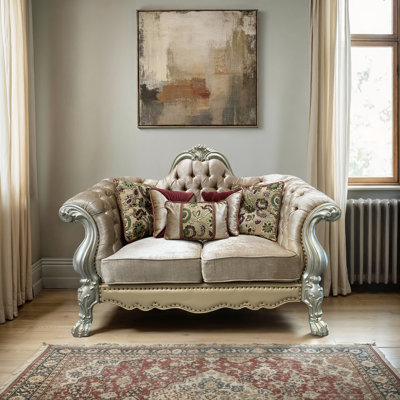 Causeuse capitonnée à volutes florales avec 5 coussins, velours os et patine dorée