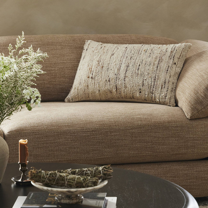 Coussin beige tissé Pembreley, H 16 po x l 24 po, Forme rectangulaire