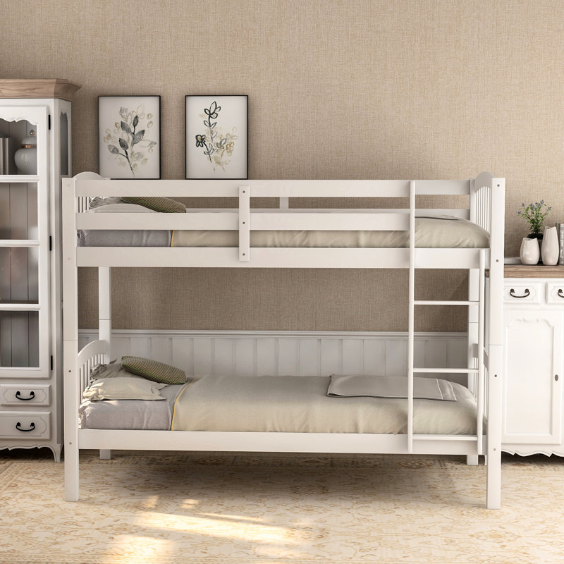 Lit simple au-dessus d'un lit superposé avec surface de couchage stable et blanche, option de chambre polyvalente pour tous
