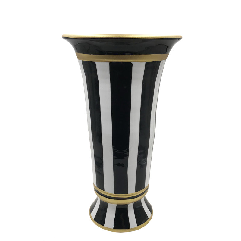 Vase à rayures noires et dorées