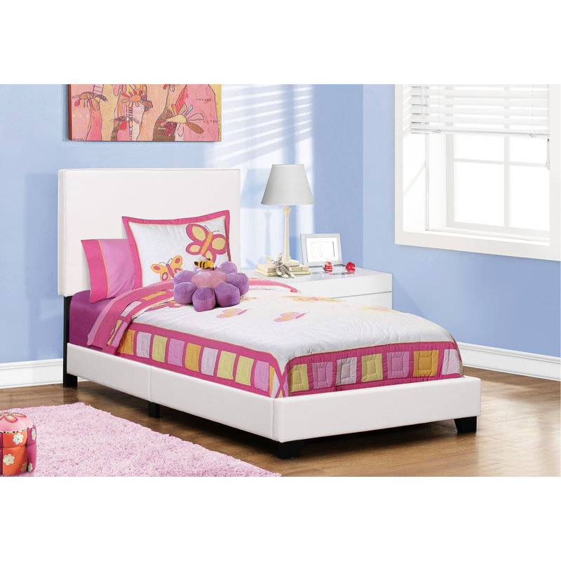 Mobilier de chambre simple, revêtu de similicuir blanc doux: structure plateforme simple, profil bas, sommier tapissier et matelas requis