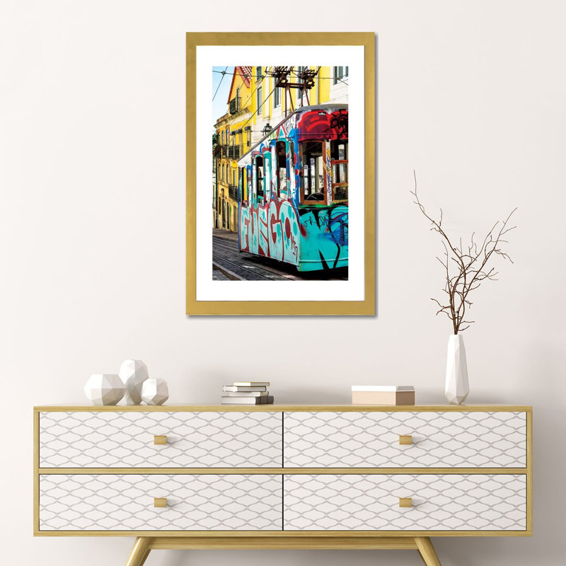 Impression de photo « graffiti tramway Lisbon » par Philippe Hugonnard, H 24 po x l 16 po x P 1 po, Papier encadré doré