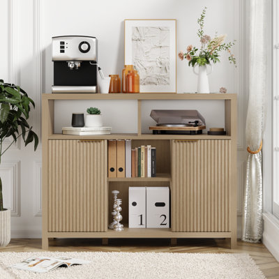 Buffet moderne minimaliste avec portes cannelées et tablettes ouvertes, console avec gestion des câbles et poignées dorées pour le salon ou le vestibule