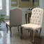 Luxueux ensemble de 2 chaises capitonnées à boutons, alliant confort et style contemporain avec pieds en bois patiné