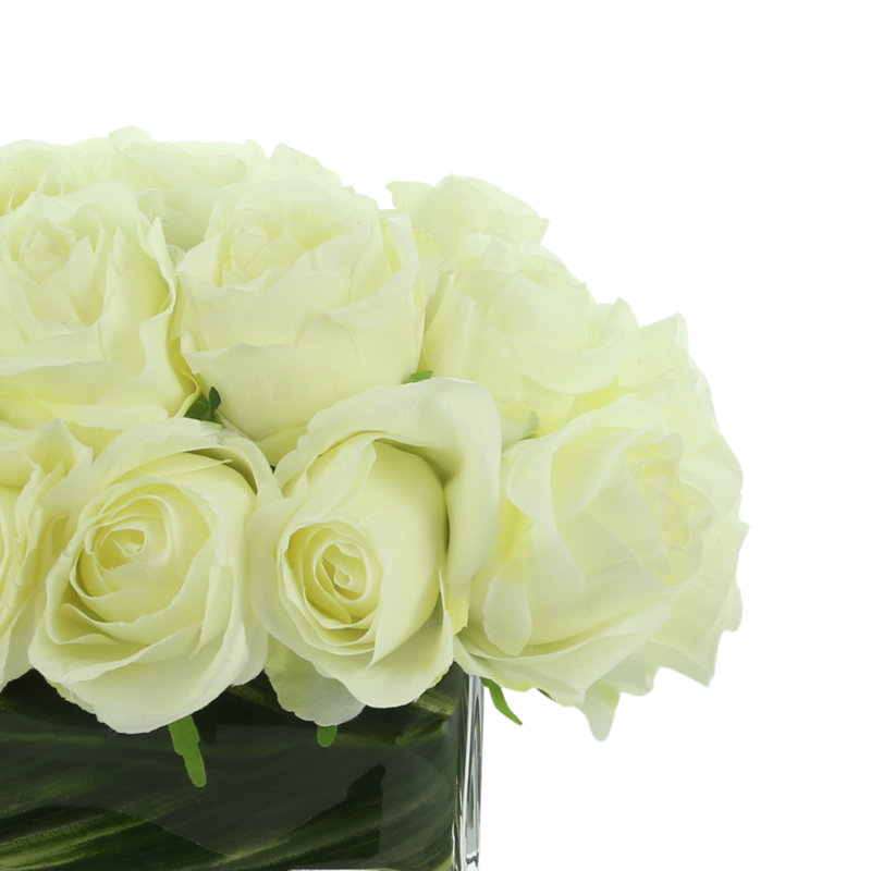Roses disposées dans un vase en verre, Blanc