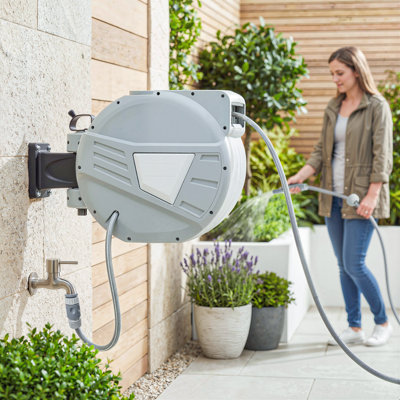 Enrouleur de boyau d'arrosage mural 1/2 po x 66 pi, gris