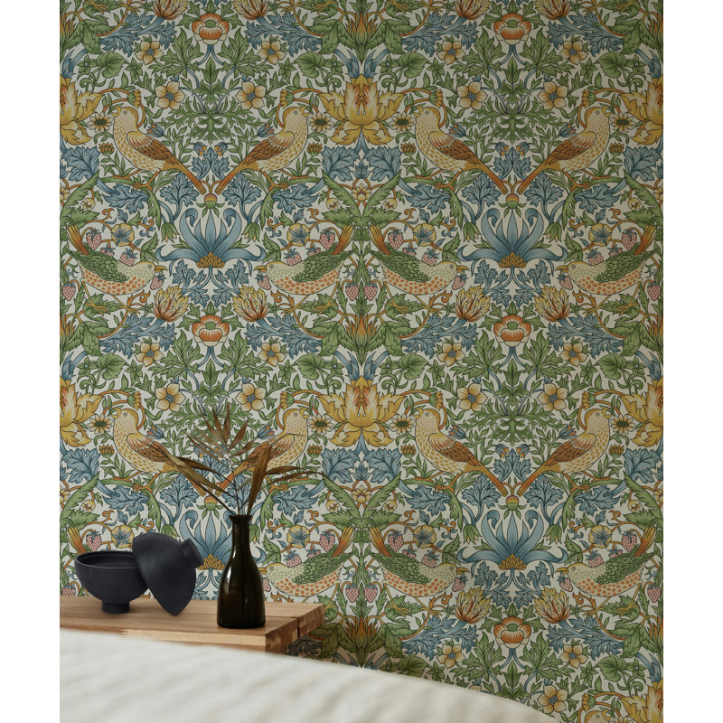 Rouleau de papier peint avec voleur de fraises par William Morris Bryelle, Bleu / vert foncé / beige