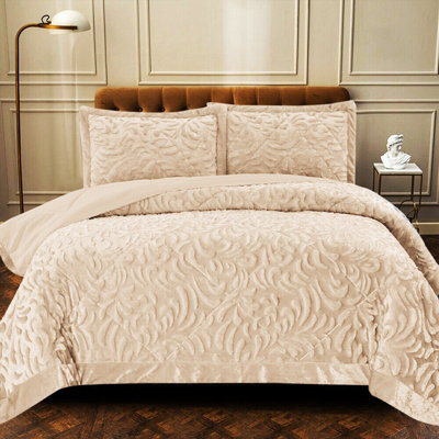 Holm Polyester Bedspread with Pillow Shams Included
