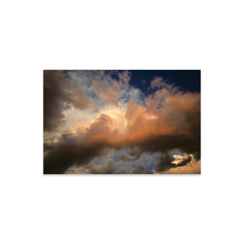 Lumière du soleil Koyka à travers les nuages de tempête sombre par Vintage Images