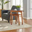 Ensemble de 2 tables de bout gigognes Amarius, conception triangulaire moderne de style Mid-Century, tables d'appoint d'appoint peu encombrantes, finition châtaignier chaude, largeur de 24 po
