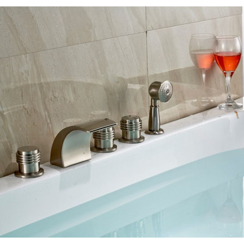 Robinet de lavabo de salle de bain chromé à poignée simple avec débit d'eau efficace