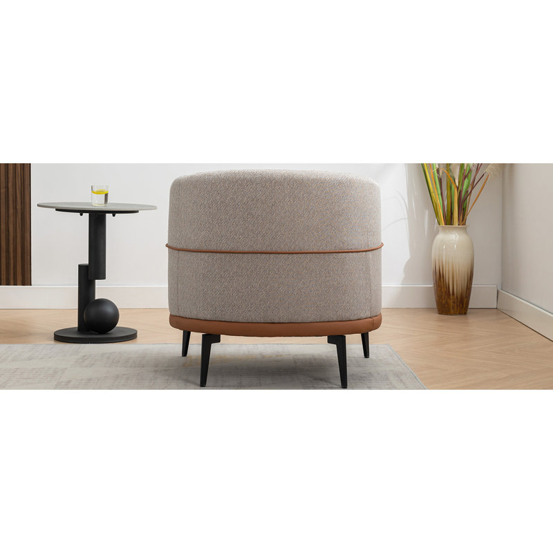 Chaise rembourrée moderne à deux tons de couleur orange brûlé, larges coussins et pieds pour s'habiller ou lire, convenant à de multiples espaces comme le bureau de détente