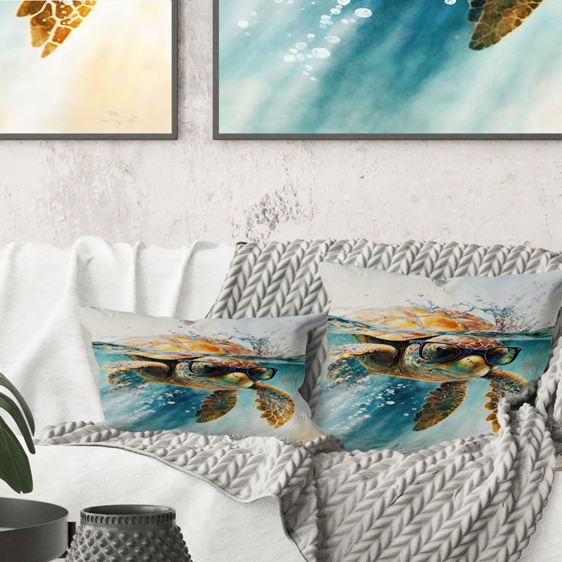 Tortue avec des lunettes dans l'océan III - oreiller imprimé tortue, H 18 po x l 18 po