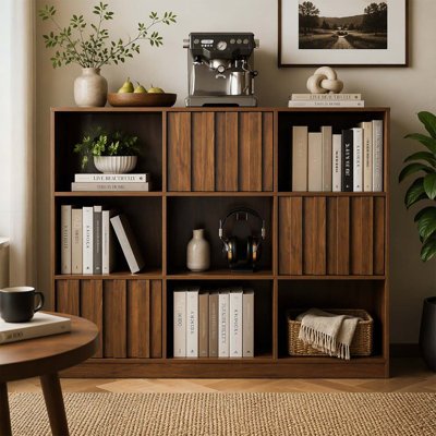 Bibliothèque autoportante cubique avec portes offrant des solutions polyvalentes de rangement et de présentation pour les besoins d'organisation moderne de la maison