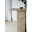Table basse carrée crème avec base à piédestal mince, pour un décor moderne et organique-1202163571
