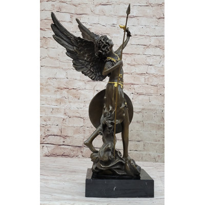 Statue ailé ange semi-nu avec une lance et un bouclier - sculpture en bronze