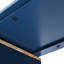 Îlot de cuisine moderne avec rangements, portes en verre cannelé, éclairage DEL, table extensible bleu marine, prise électrique, porte.
