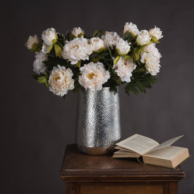 Arrangement, White