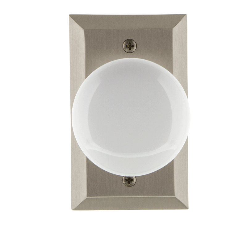 Plaque Studio avec poignée de porte en porcelaine blanche, Nickel satiné, 2 3/8 po