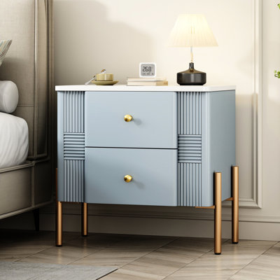 Table de chevet moderne bleue avec un design cannelé, des pieds dorés, deux tiroirs spacieux, une façade multi-scène, un dispositif de basculement, facile à entretenir