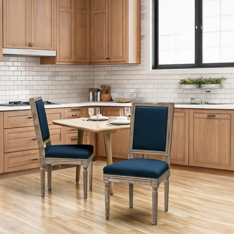 Chaise de salle à manger combinant des pieds en bois naturel et naturel avec un ensemble de 2 coussins rembourrés en polyester et des détails en bois massif