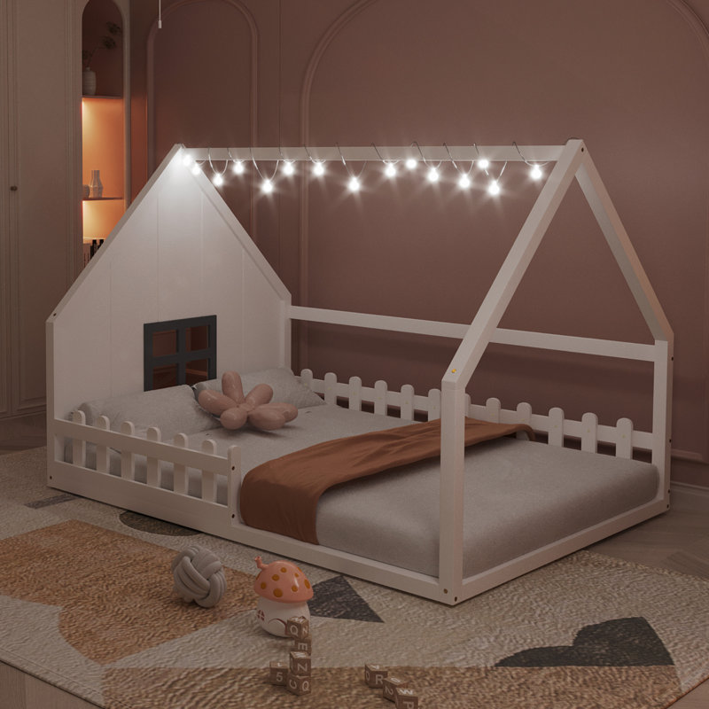 Lit maison avec fenêtre et clôture