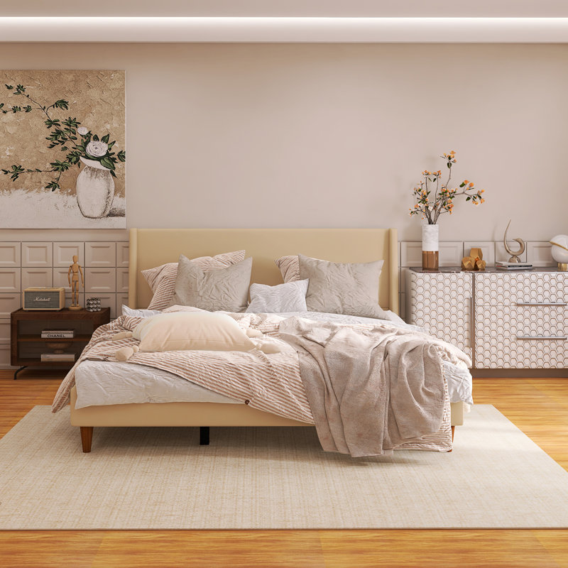 Très grand lit plateforme tapissier à structure en bois avec tête de lit à oreilles et pieds en bois, Très grand lit