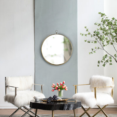 Miroir doré 24 po x 28 po avec cadre en fer. Ajoutez un élément glamour à votre salon, votre chambre à coucher, votre meuble-lavabo, votre entrée et votre couloir. Élégant