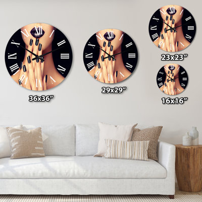 Femme avec lèvres noires et manucure noire - Horloge murale glamour