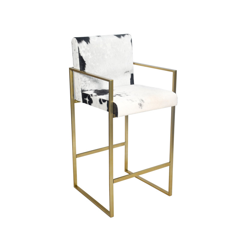 Cette chaise est une chaise en acier inoxydable doré