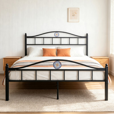 Cadre de lit entièrement métallique robuste, dégagement sous le lit de 32 cm, lattes métalliques silencieuses, aucun sommier requis