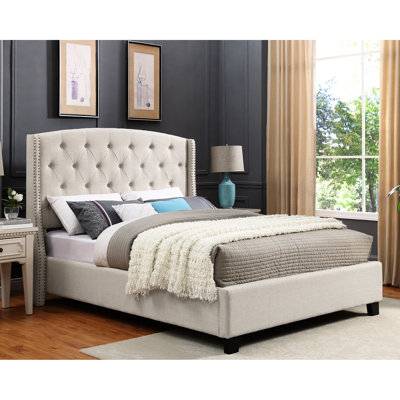 Grand lit tapissier beige avec capitonnage à boutons - Luxueux choix de garniture de chambre à coucher