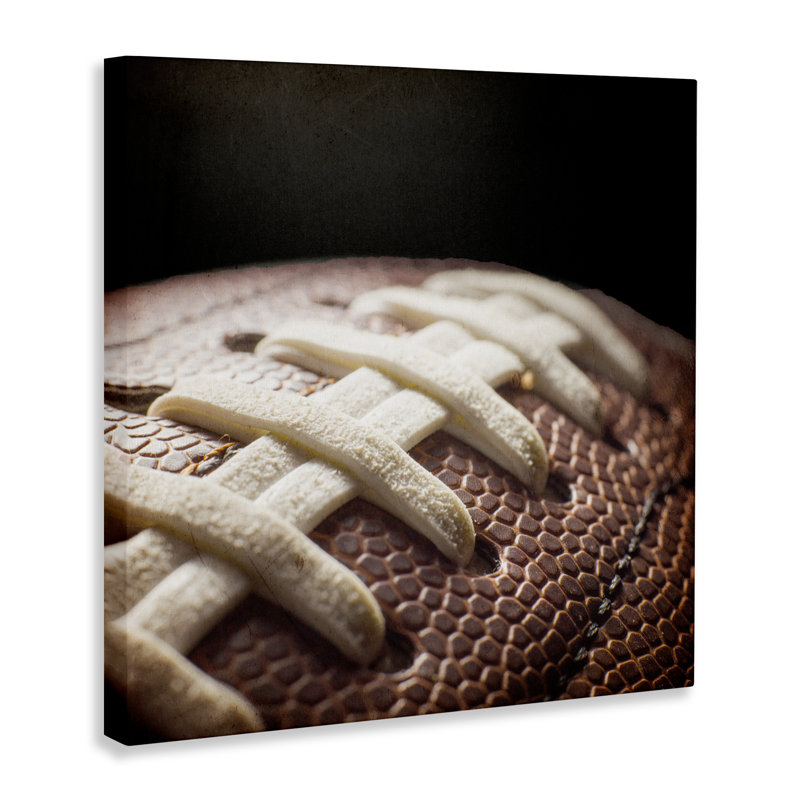 Gros plan du football sur toile noire, design par Kim Allen, H 17 po x l 17 po