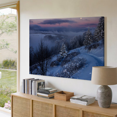 Toile, "Un paysage d'hiver serein au crépuscule" avec un mélange d'art mural, d'arbres sombres nus et de conifères givrés recouverts de neige, art mural