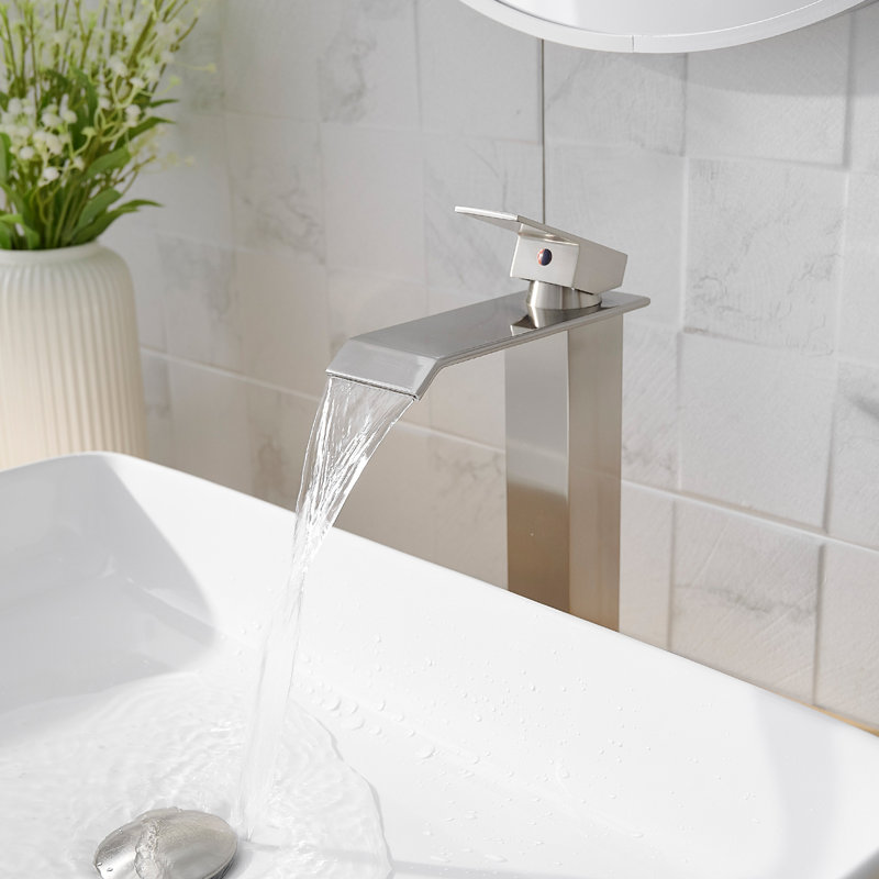 Single-handle Bathroom Faucet with Drain Assembly
