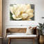 Fleur de magnolia Harnek sur fond gris-106428489