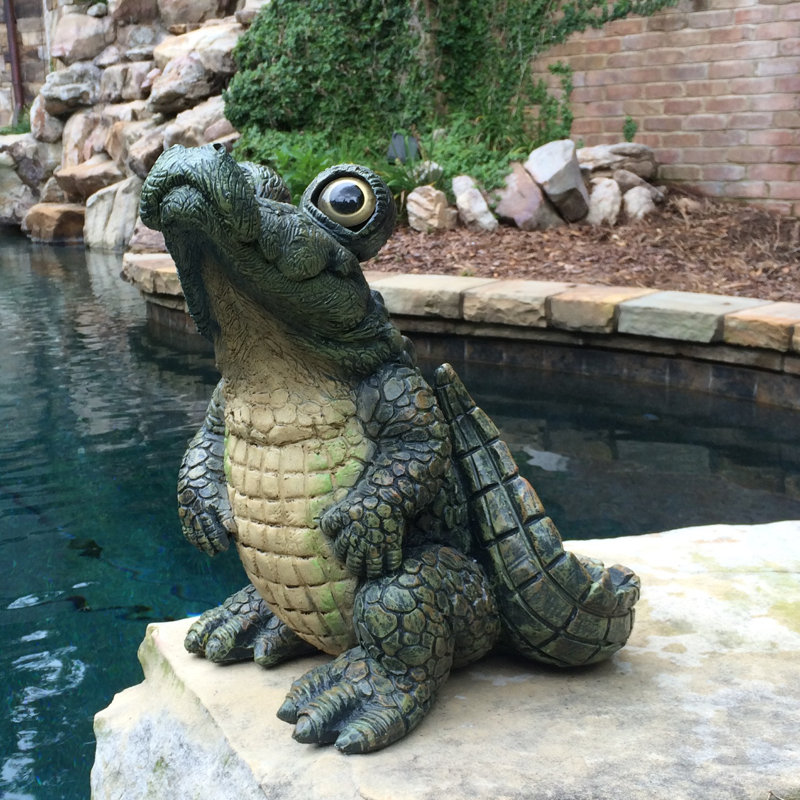 Statue fantaisiste de jardin Gator the Alligator, H 15,5 po x l 11 po x P 13 po