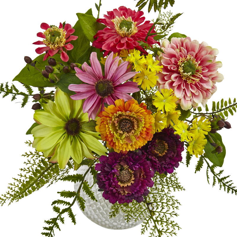 Arrangements floraux mixtes dans un vase