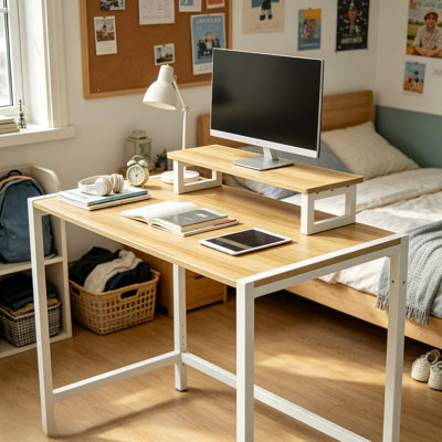 Bureau d'ordinateur moderne et épuré avec support pour écran, structure en bois clair et métal blanc, poste de travail pour bureau à domicile