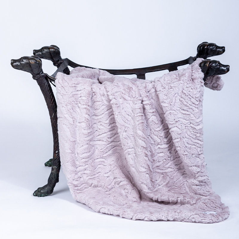 Couverture en polyester Cuddle Dog, Glace rose, 58 po x 58 po