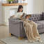 Canapé Chesterfield en velours 3 places avec accoudoirs roulés, idéal pour les salons-238302978
