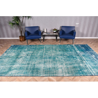 Tapis turc noué à la main bleu avec un design rétro surteint idéal pour les salons de bureau et les espaces extérieurs
