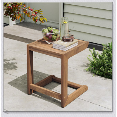 Table d'appoint en forme de C en bois d'acacia Ashwell, durable et polyvalente pour les espaces de vie modernes avec une mobilité en douceur