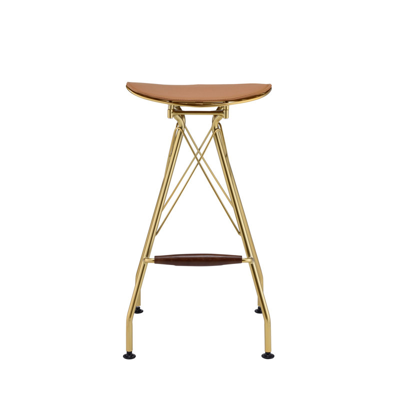 Élégant ensemble de tabourets de bar en cuir synthétique avec finition dorée Dragea Whiskey, parfait pour les bars contemporains