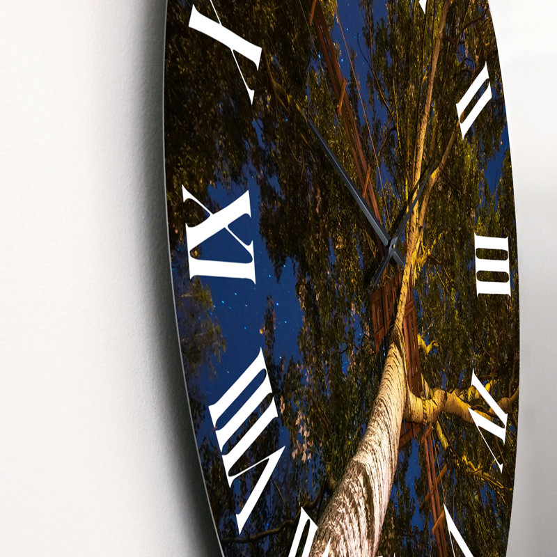 Vue en contre-plongée des arbres avec une allée - Horloge murale traditionnelle, Moyen