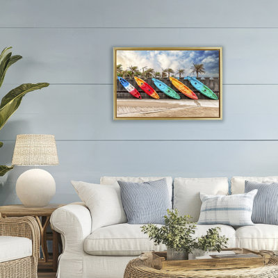 Cadre flottant coloré avec kayaks et palmiers, design par Richard Silver