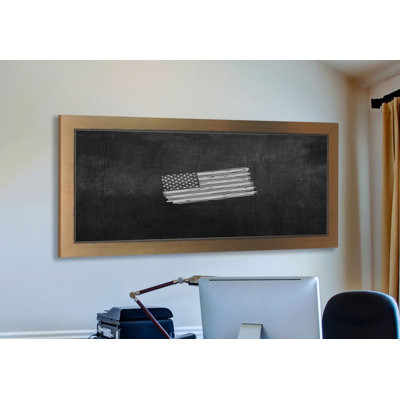 Tableau noir fixé au mur